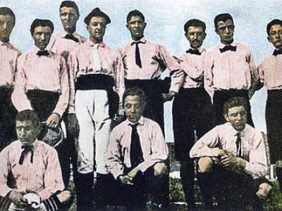 A proposito della Juventus. Il celebre (e come si sa ancora attivo) club bianconero fu fondato da un gruppo di studenti del liceo classico �Massimo d�Azeglio� che scelse, come divisa della squadra, una curiosa camicia rosa con farfallino o cravatta abbinata ai pantaloni neri